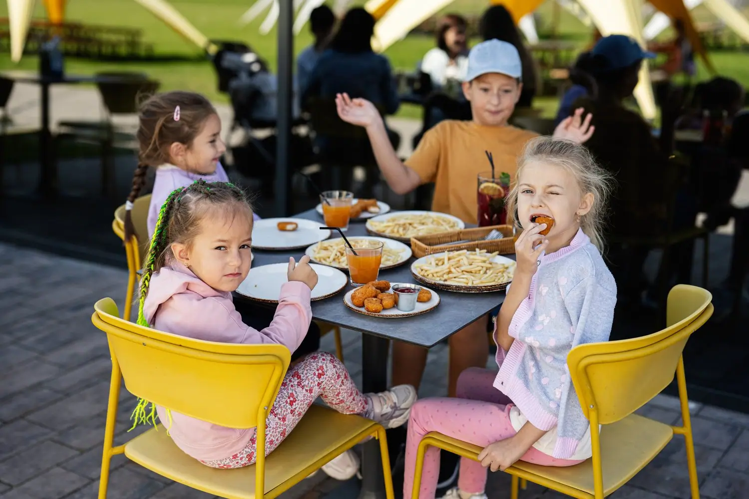 Restauracje z placem zabaw: gdzie zjeść z dziećmi