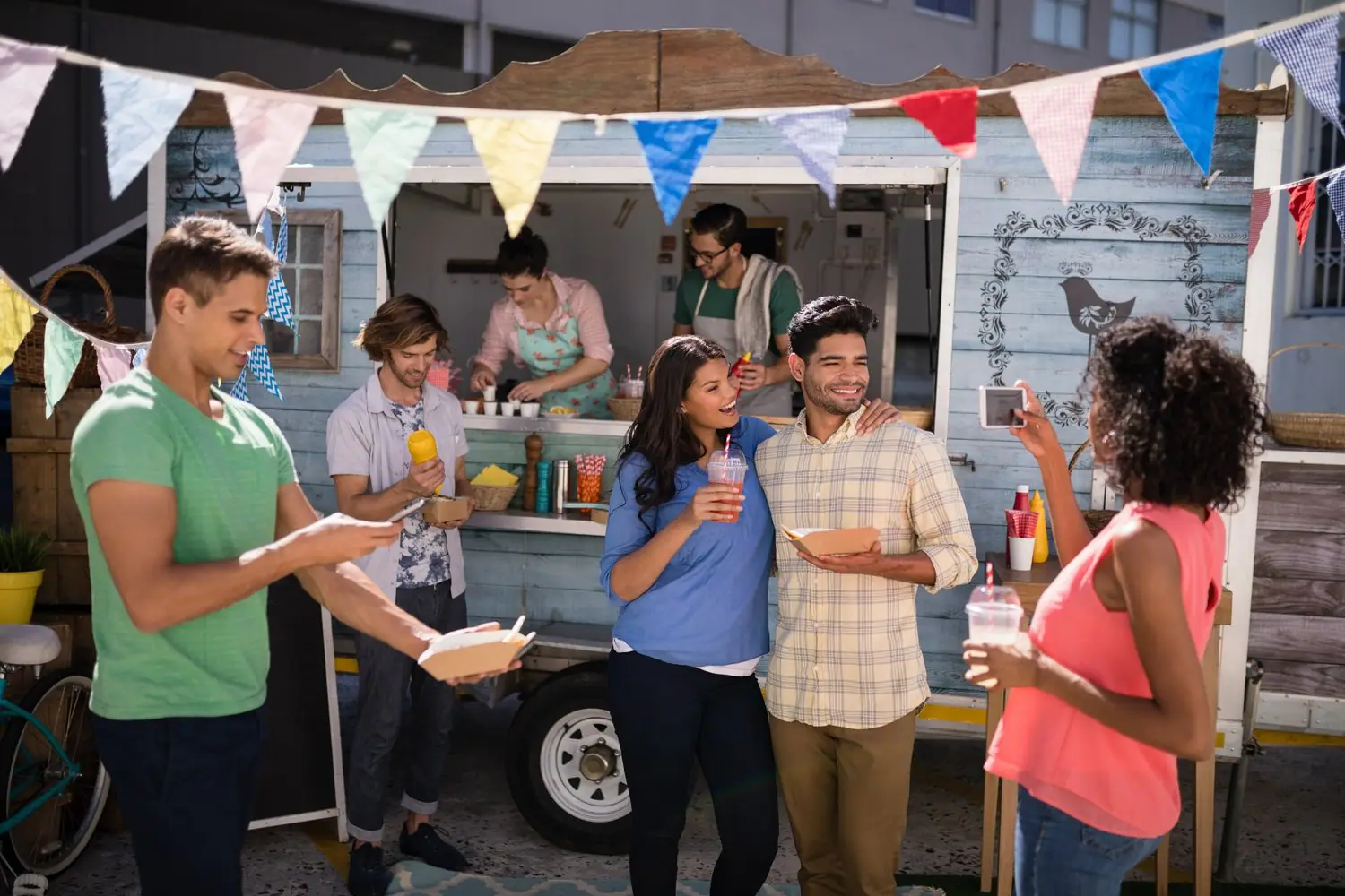 Festiwale foodtruckowe: harmonogram imprez kulinarnych