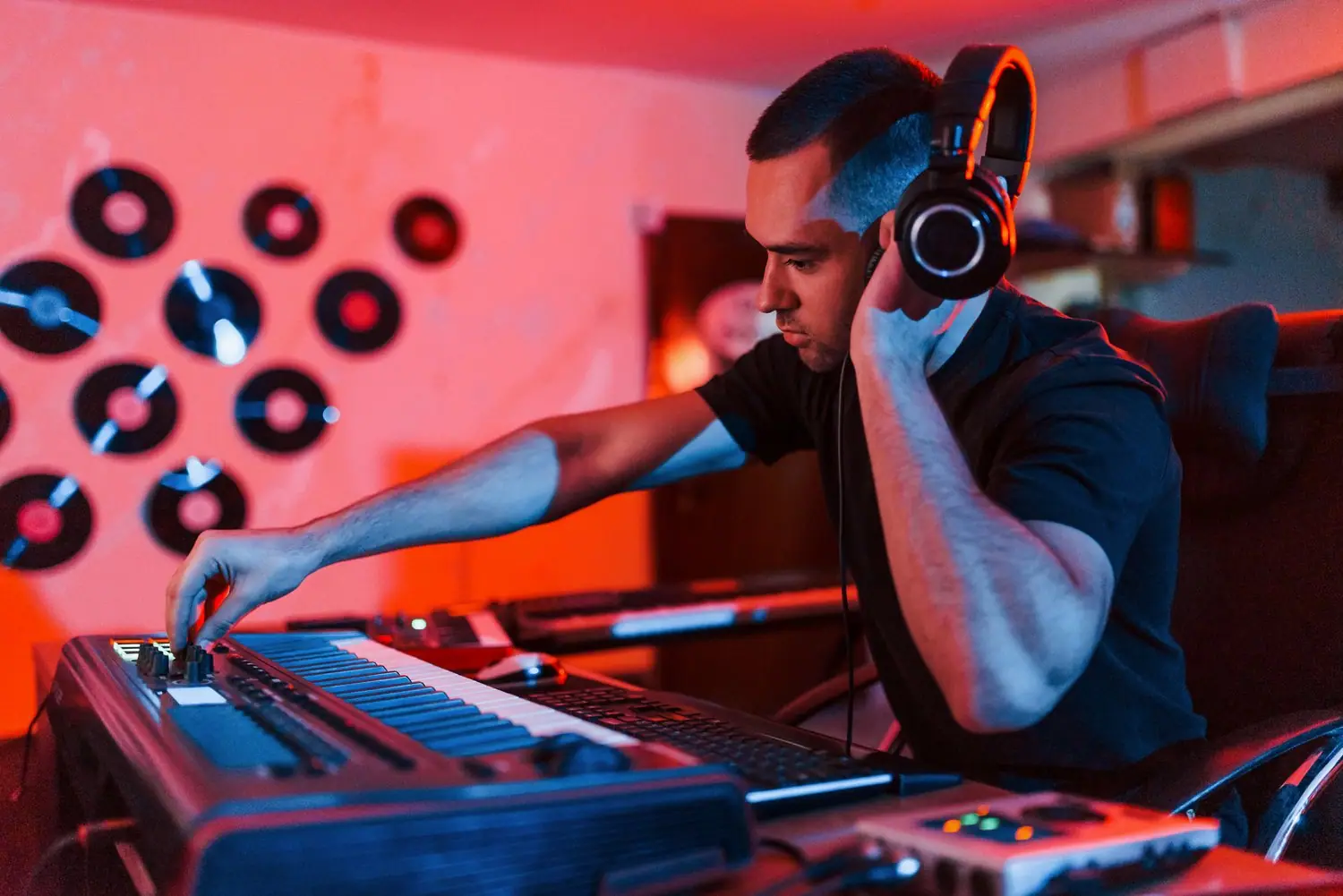 Muzyka elektroniczna live: występy DJ-ów i producentów