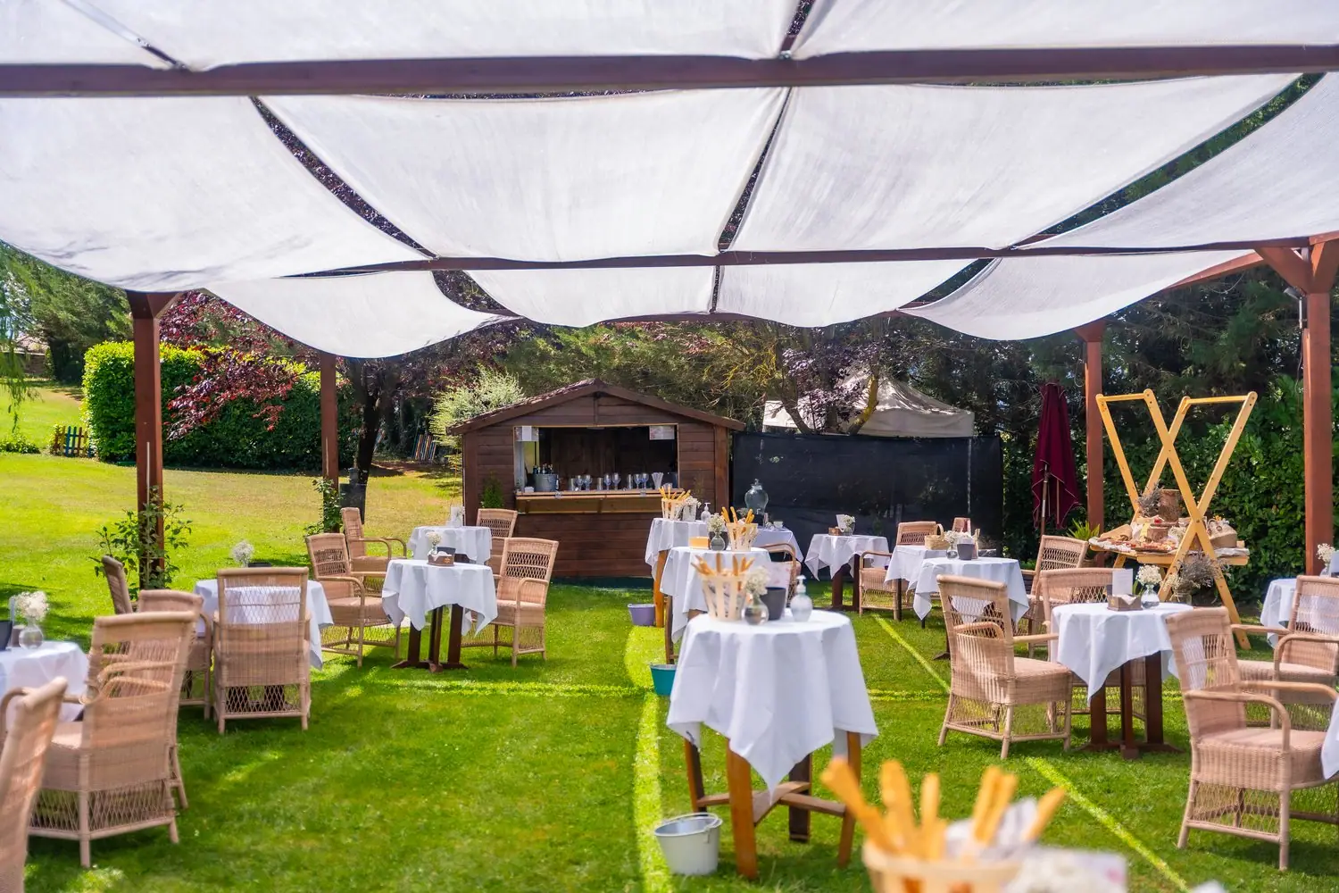 Restauracje z ogrodem: letnie uczty pod gołym niebem