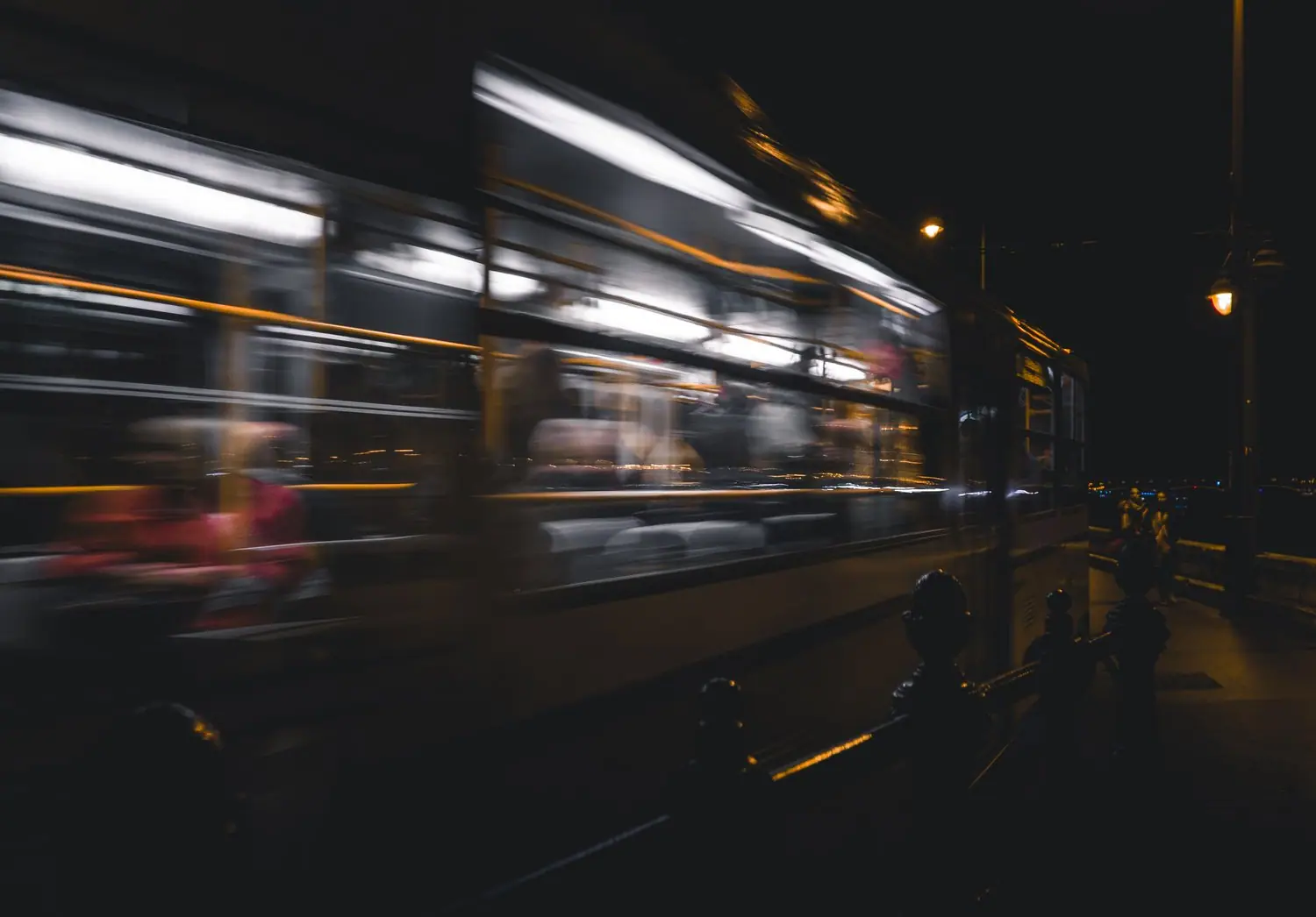Jak wybrać najbezpieczniejszy transport nocny w mieście