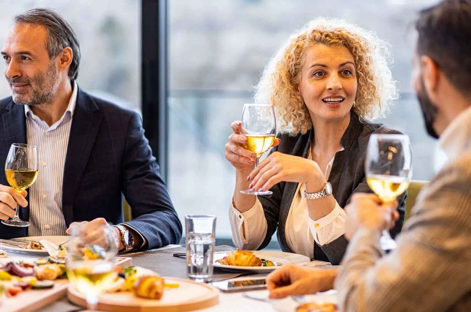 Jak wybrać idealną restaurację na obiad służbowy z klientami