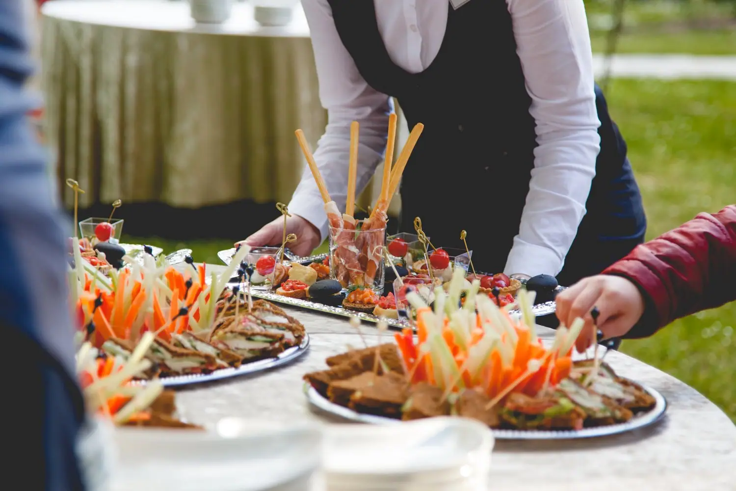Jak zamówić catering na imprezę firmową - praktyczny poradnik